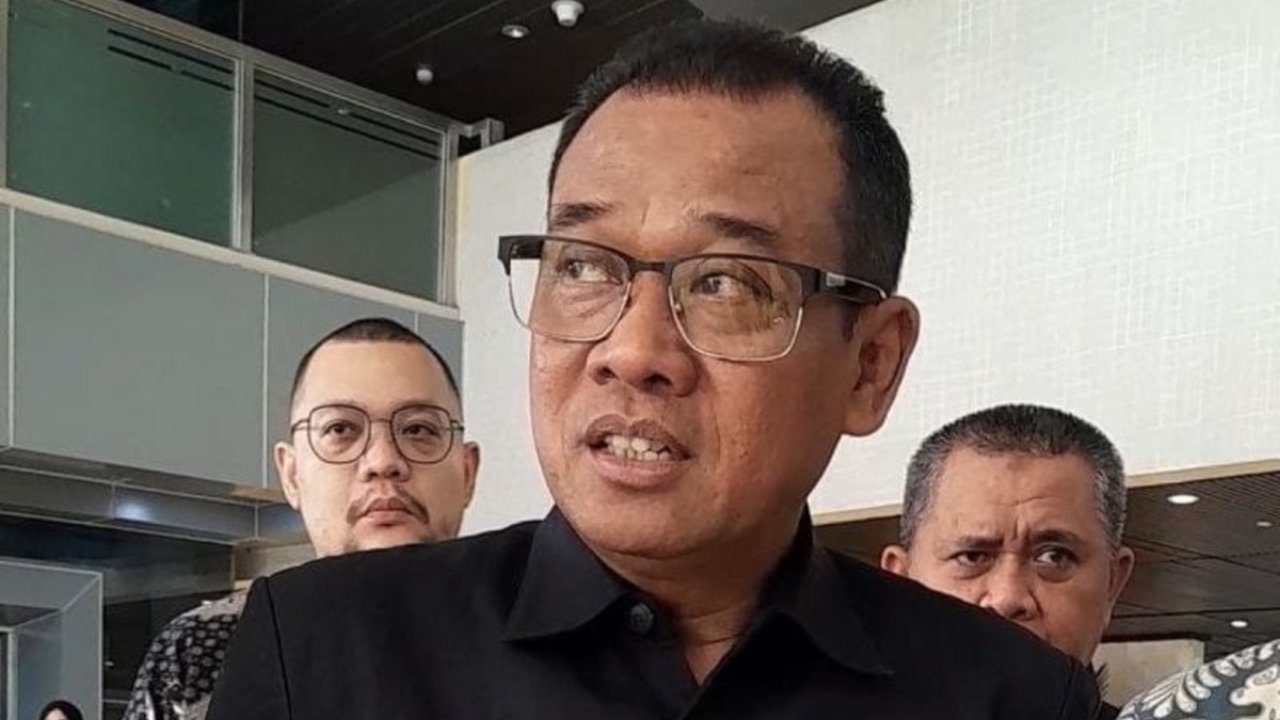 Efisiensi anggaran Mahkamah Agung (MA) tahun 2025 berdampak pada pelayanan pengadilan, termasuk pembatasan sidang keliling, meskipun gaji hakim tetap aman.