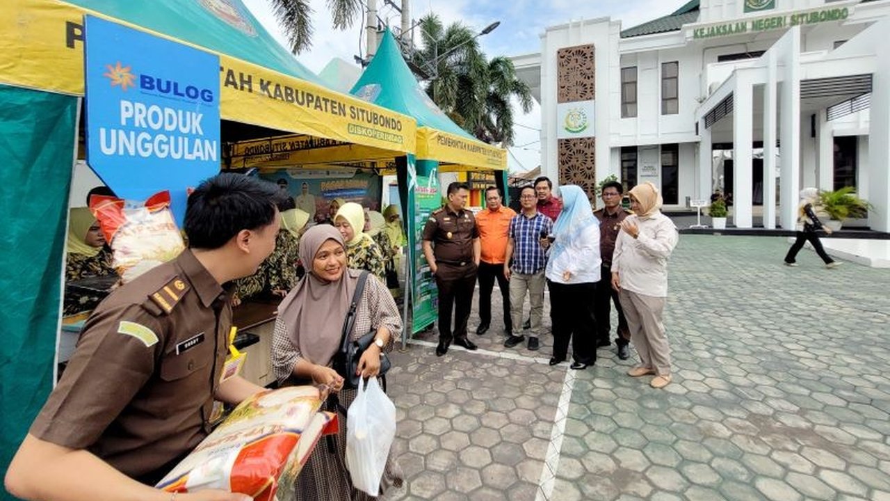 Kejaksaan Negeri Situbondo menggelar pasar murah bahan pokok untuk membantu pemerintah dalam pengendalian inflasi, menyediakan beras, gula, dan minyak goreng dengan harga lebih murah dari pasaran.