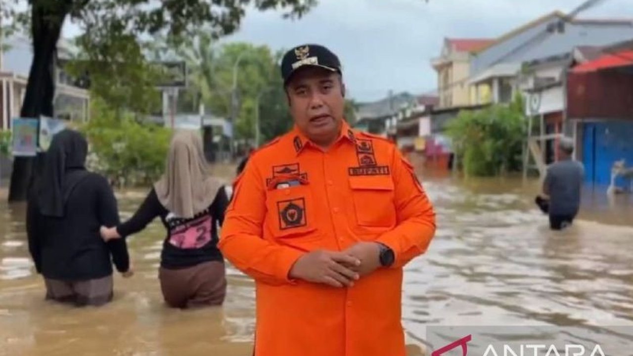 Bupati Maros, HAS Chaidir Syam, mengimbau warga untuk sementara tidak bepergian karena banjir bandang yang melanda Maros akibat hujan deras dan pasang maksimum, menyebabkan kemacetan parah di jalan poros Makassar-Maros.