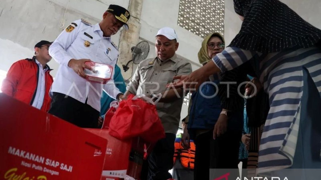 Penjabat Gubernur Sulsel menetapkan status tanggap darurat untuk banjir ekstrem yang melanda empat wilayah, dan menekankan perlunya solusi permanen untuk mengatasi masalah banjir berulang ini.