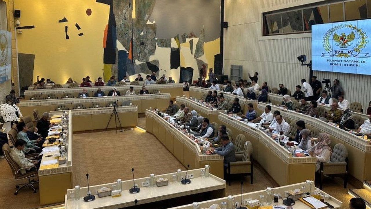 KPU dan Bawaslu RI berhasil mengefisiensikan anggaran Pemilu 2025 hingga 20-40 persen, dengan KPU memangkas 27,53 persen dan Bawaslu 39,5 persen dari pagu anggaran awal, sesuai Instruksi Presiden Nomor 1 Tahun 2025.