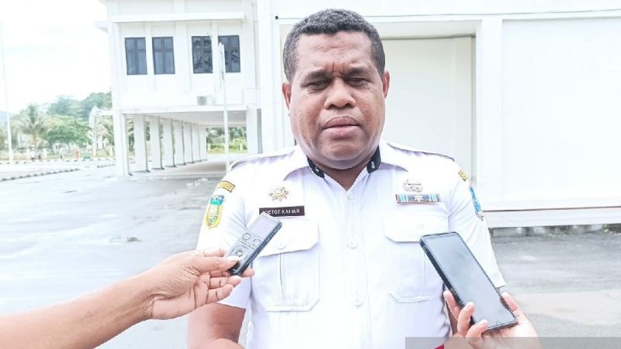Pemerintah Kabupaten Supiori telah menyerahkan berkas administrasi penerbitan SK Bupati terpilih Heronimus Mansoben dan Wakil Bupati Sahrul Hasanudin Nunsi ke Mendagri melalui Gubernur Papua, dengan pelantikan direncanakan serentak pada Februari 2024.