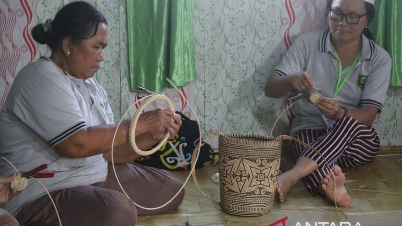 Pemanfaatan dana kompensasi karbon mendorong pengembangan anyaman rotan Long Beliu, Kalimantan Timur, sebagai upaya pelestarian hutan dan budaya lokal, meningkatkan perekonomian warga dan menghasilkan kerajinan berkualitas internasional.