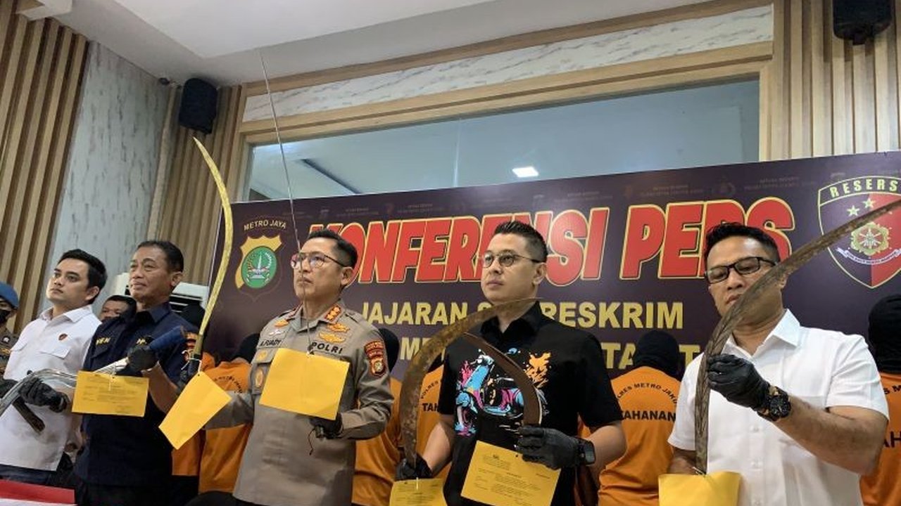 Polisi menangkap sembilan pelaku tawuran antar geng di Penjaringan, Jakarta Utara, yang mengakibatkan satu orang meninggal dan tiga lainnya luka-luka;  para pelaku dijerat dengan pasal berlapis dengan ancaman hukuman berat.