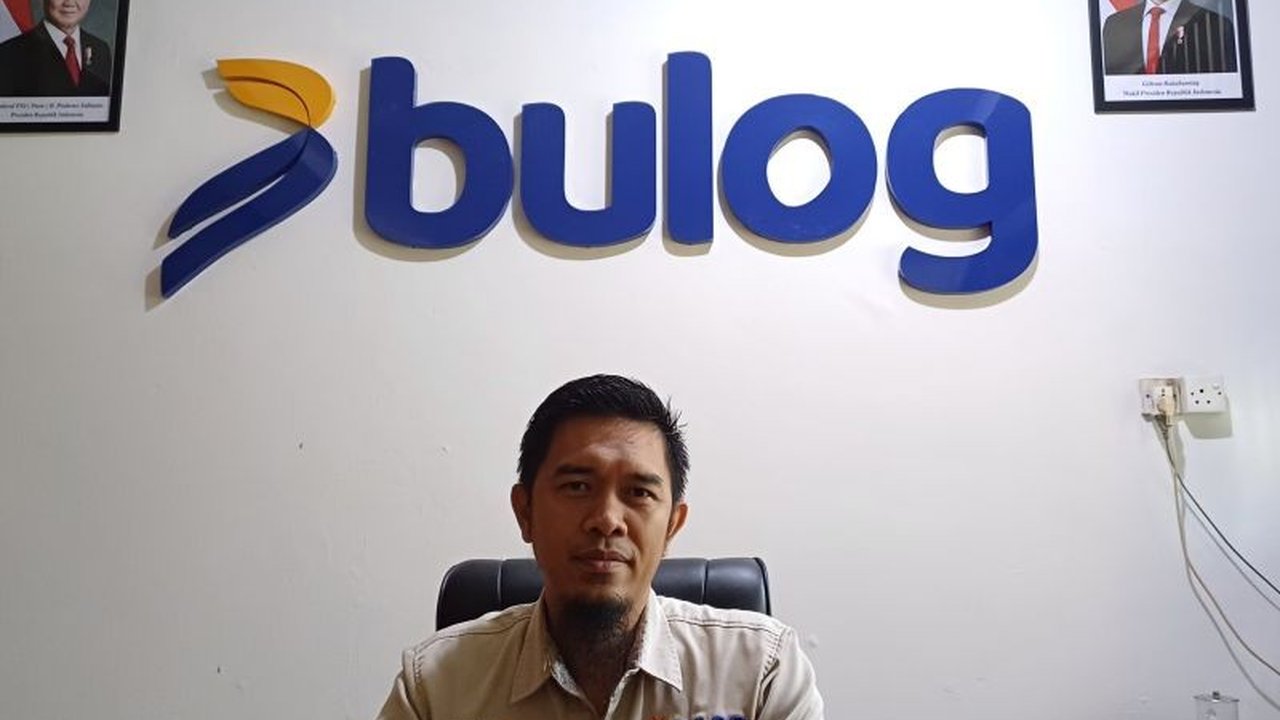 Bulog Tanjungpinang menghentikan sementara penyaluran beras SPHP sejak 7 Februari 2025 untuk fokus menyerap hasil panen raya petani dan menstabilkan harga gabah, kebijakan ini berlaku se-Indonesia.