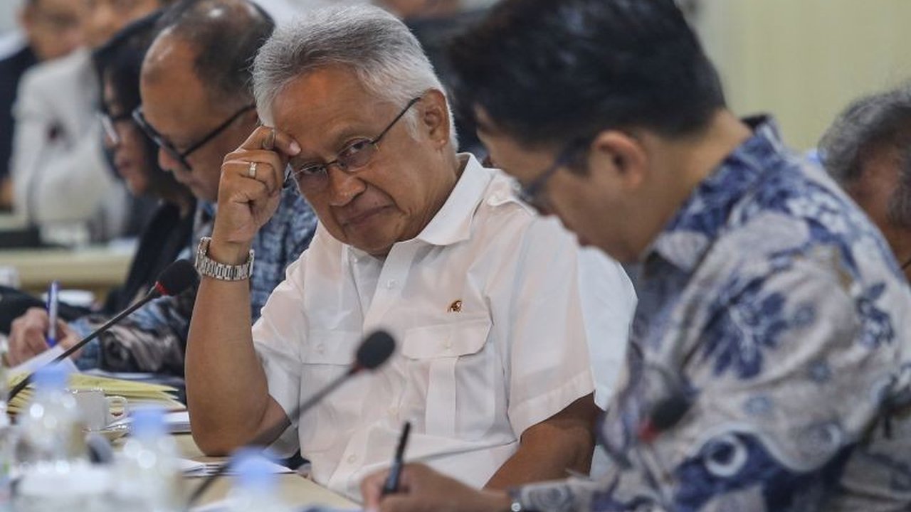 Aliansi Pejuang Beasiswa Pendidikan Indonesia (BPI) 2024 mendesak Mendikbudristek untuk mempertahankan kuota beasiswa sesuai rencana awal, setelah terjadi pengurangan drastis dari 2.394 menjadi 200 penerima.