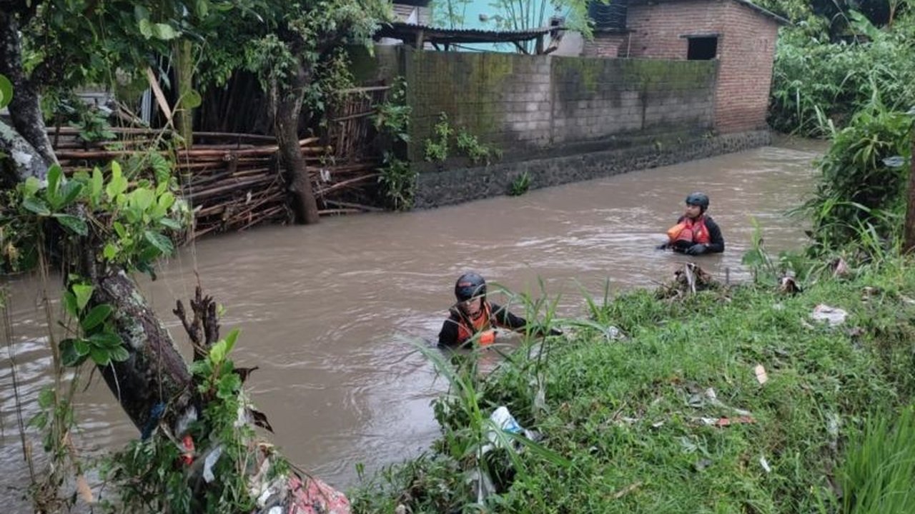 Seorang remaja, Khaerul Iwan (14), ditemukan meninggal dunia setelah terseret arus banjir di Desa Pringgarata, Lombok Tengah, NTB, akibat cuaca ekstrem yang dipicu oleh Bibit Siklon Tropis Invest 96S.