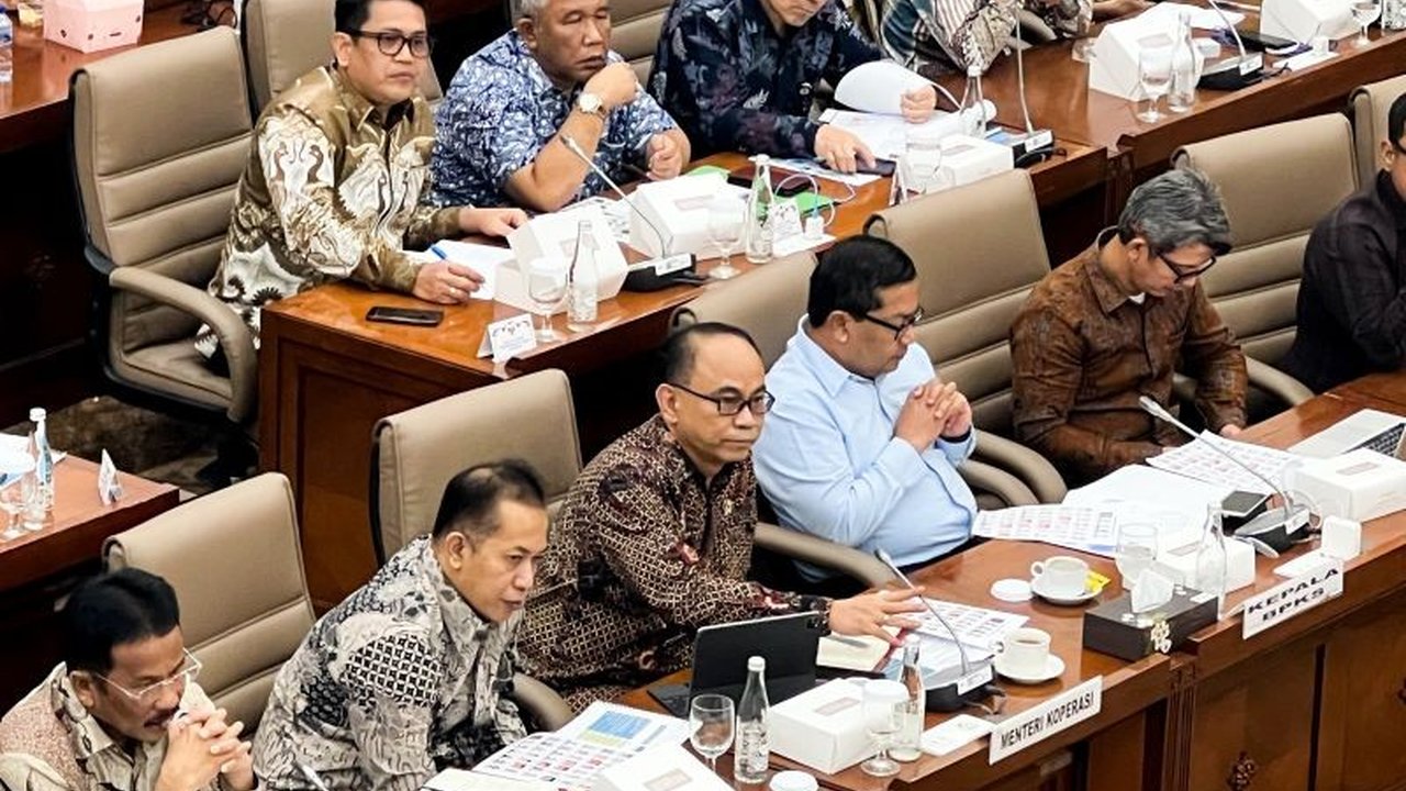 Menteri Koperasi Budi Arie mengungkapkan 22 regulasi menghambat pengembangan koperasi di Indonesia, mendorong revisi UU Perkoperasian yang sudah usang dan meningkatkan peran koperasi dalam perekonomian nasional.