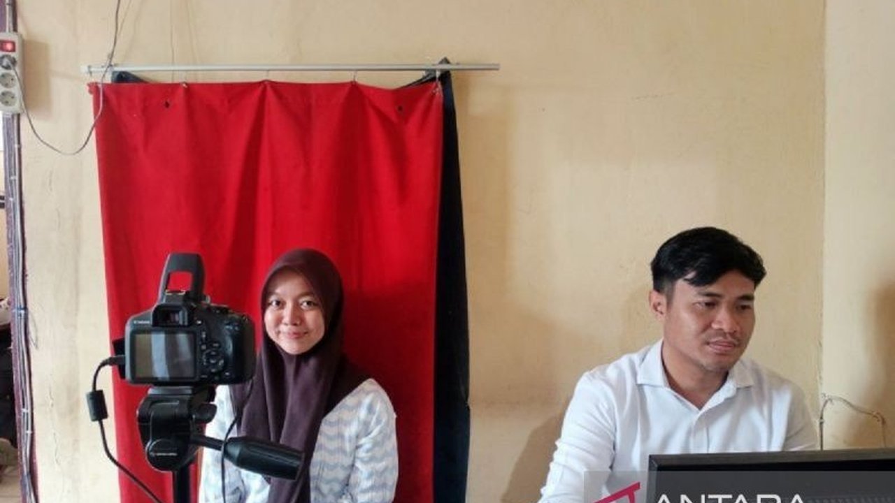 Dinas Kependudukan dan Catatan Sipil (Disdukcapil) Kabupaten Batanghari, Jambi, mengajukan penambahan blangko KTP elektronik karena stok menipis dan permintaan pembuatan KTP meningkat pesat, mencapai 150 pemohon per hari.