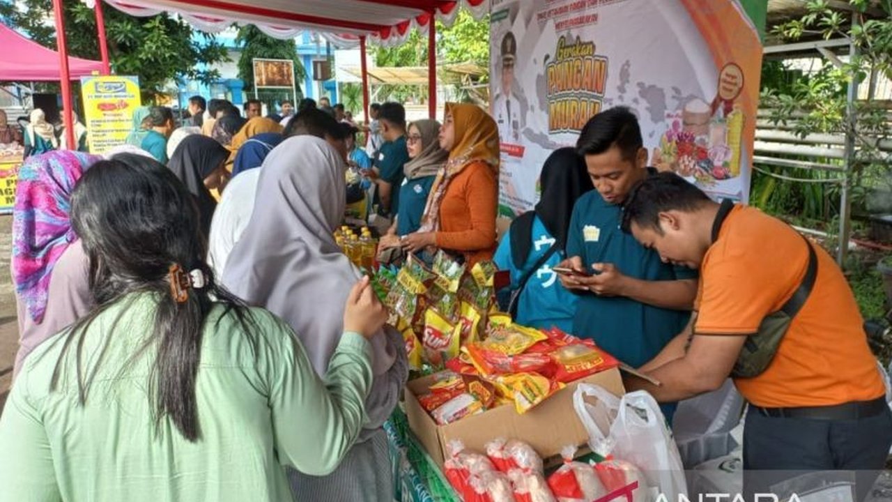 Dinas Ketahanan Pangan dan Perikanan (DKPP) Kabupaten Cirebon menggencarkan Gerakan Pangan Murah (GPM) untuk menekan inflasi dan menstabilkan harga bahan pokok menjelang Ramadhan, dengan melibatkan 15 vendor dan menyediakan komoditas penting dengan harga.