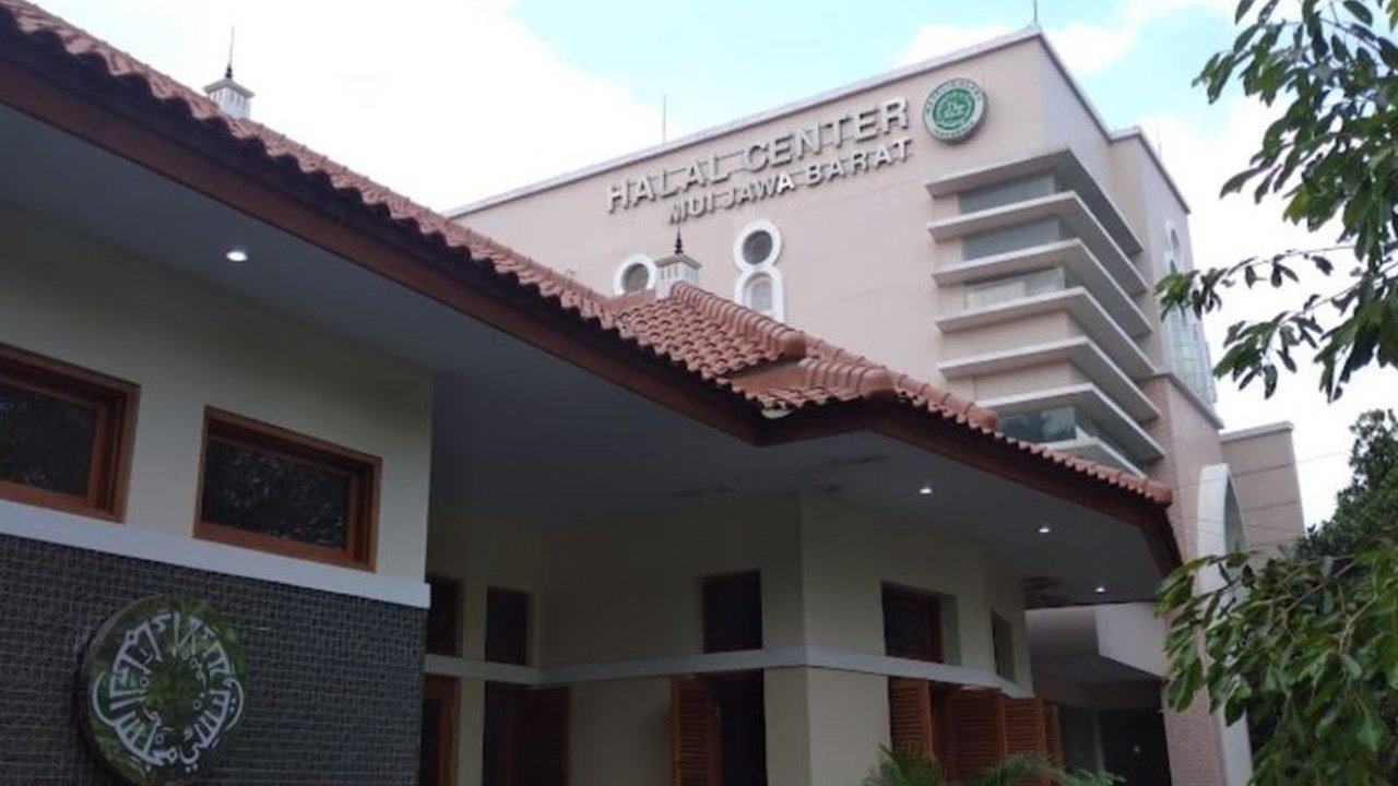 MUI Jawa Barat mendesak pemerintah, aparat penegak hukum, tokoh masyarakat, dan warga untuk menekan angka prostitusi di Jawa Barat yang menempati peringkat pertama se-Indonesia berdasarkan data BPS.