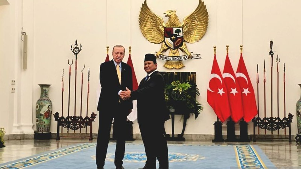 Presiden Turki Recep Tayyip Erdogan melakukan kunjungan kenegaraan ke Istana Bogor, bertemu Presiden Prabowo Subianto, dan membahas peningkatan hubungan diplomatik Indonesia-Turki yang telah berlangsung selama 75 tahun.