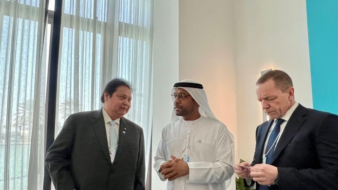 Menteri Airlangga Hartarto bertemu Emirates Airlines untuk membahas rencana penambahan frekuensi penerbangan dan pesawat berbadan besar seperti Airbus A380 dan Boeing 777 ke Indonesia guna mendongkrak sektor pariwisata.