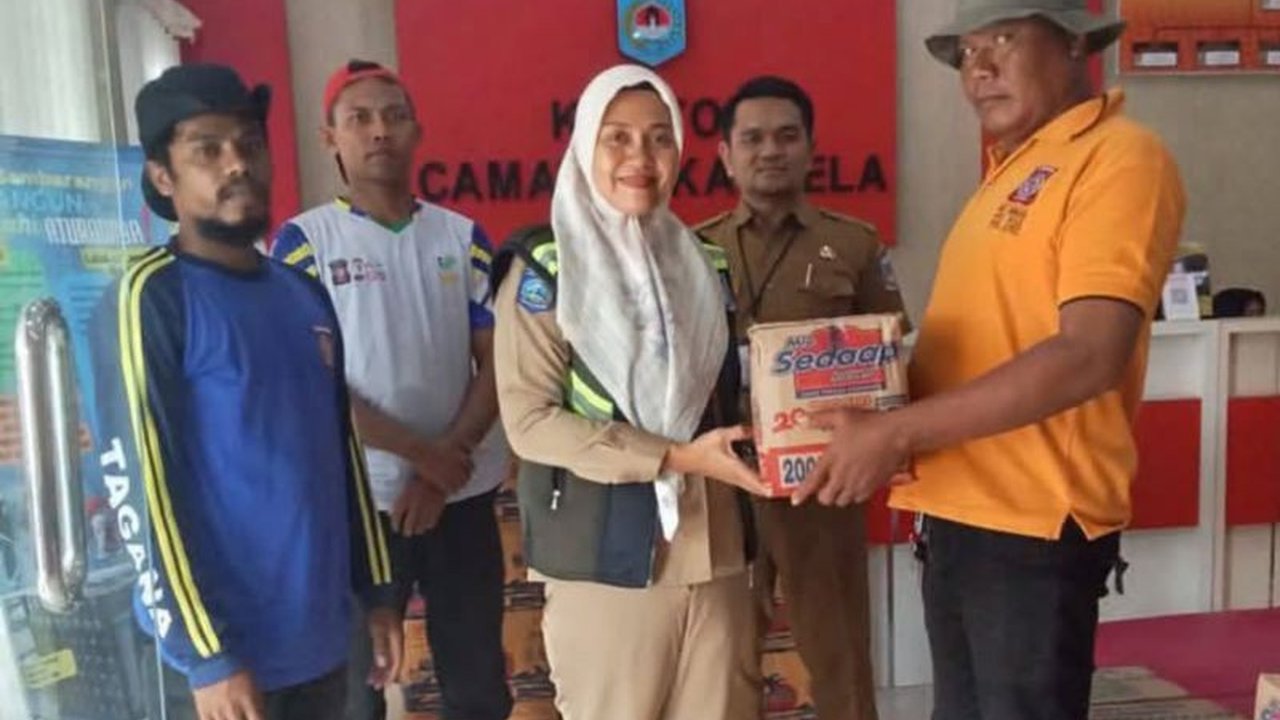Dinas Sosial Kota Mataram mendistribusikan bantuan kepada 425 kepala keluarga yang terdampak banjir akibat cuaca ekstrem di lima kelurahan, dengan bantuan berupa paket makanan.