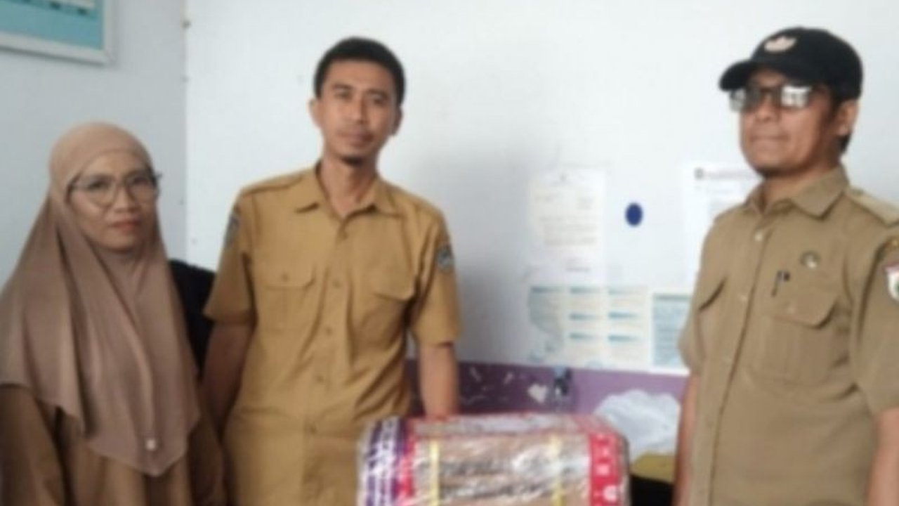 Pemerintah Provinsi Sulawesi Barat (Sulbar) mendistribusikan 4000 blanko E-KTP ke Kabupaten Mamuju untuk mengatasi kekurangan dan mempercepat pembuatan kartu identitas bagi masyarakat.