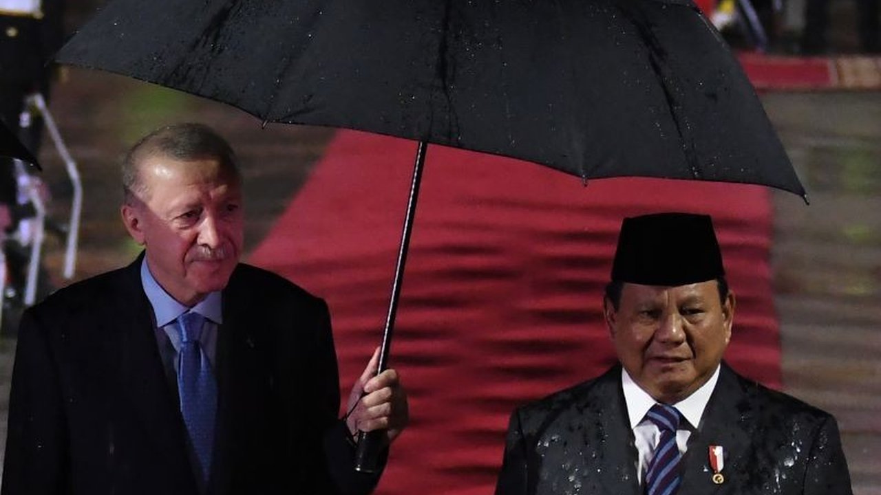 Kunjungan Presiden Turki Recep Tayyip Erdogan ke Indonesia disambut meriah sebagai perayaan 75 tahun hubungan diplomatik kedua negara, menampilkan budaya Indonesia dan upacara kenegaraan yang istimewa.