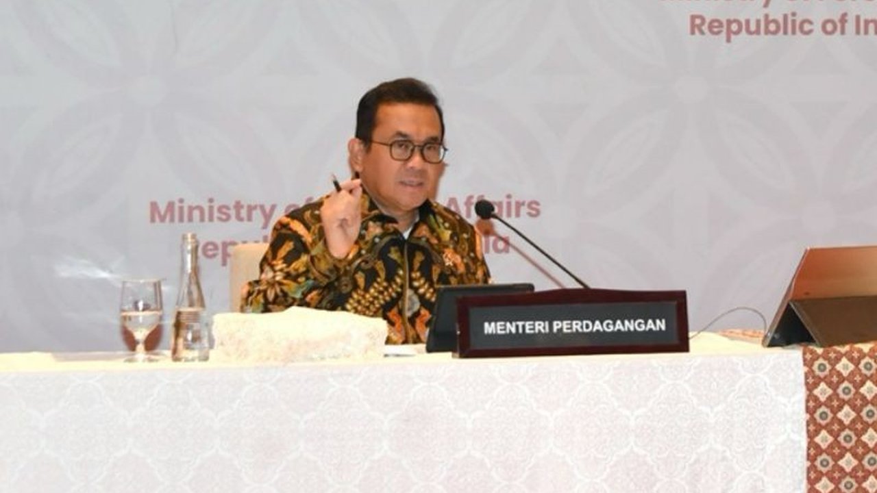 Menteri Perdagangan Budi Santoso meminta para calon Dubes RI untuk bersinergi meningkatkan ekspor Indonesia hingga mencapai target US$294,45 miliar pada 2025, mendukung program Kemendag, dan memperkuat diplomasi perdagangan.