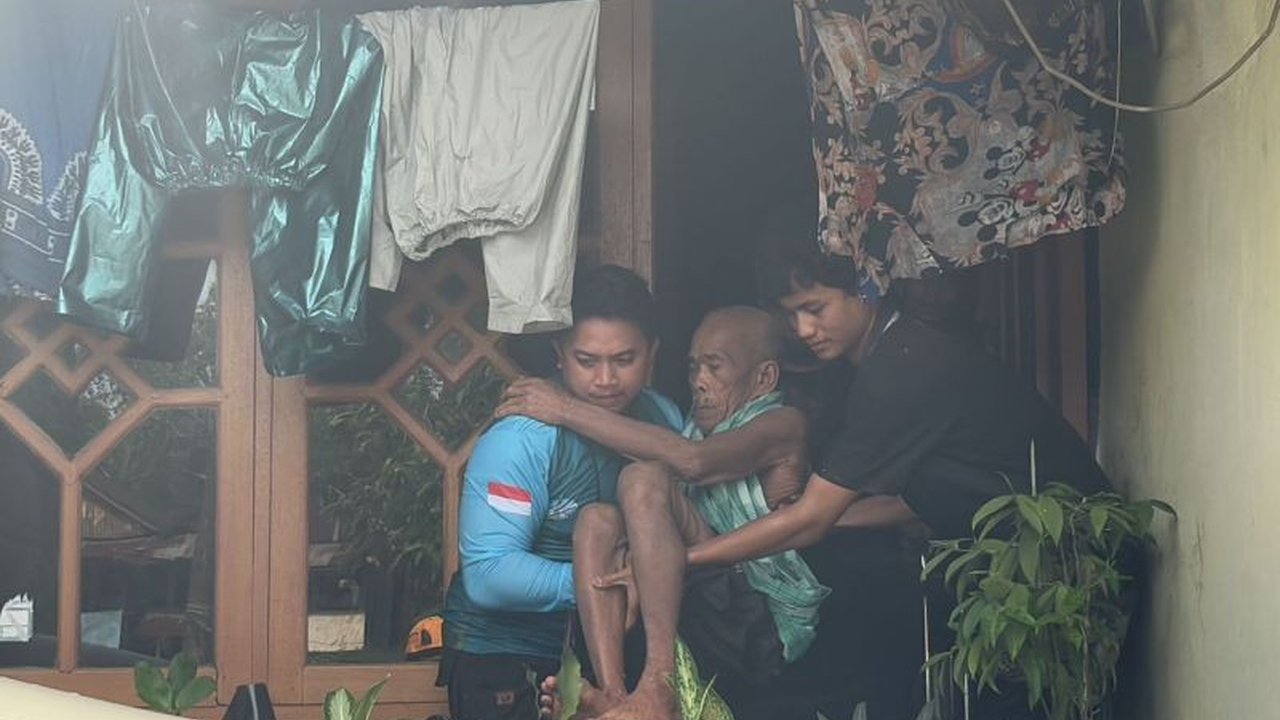 Banjir di Makassar memaksa evakuasi warga, terutama lansia dan anak-anak, dengan Relawan Wahdah Peduli dan Wahdah Inspirasi Zakat menjadi garda terdepan dalam membantu proses evakuasi dan penyaluran bantuan.