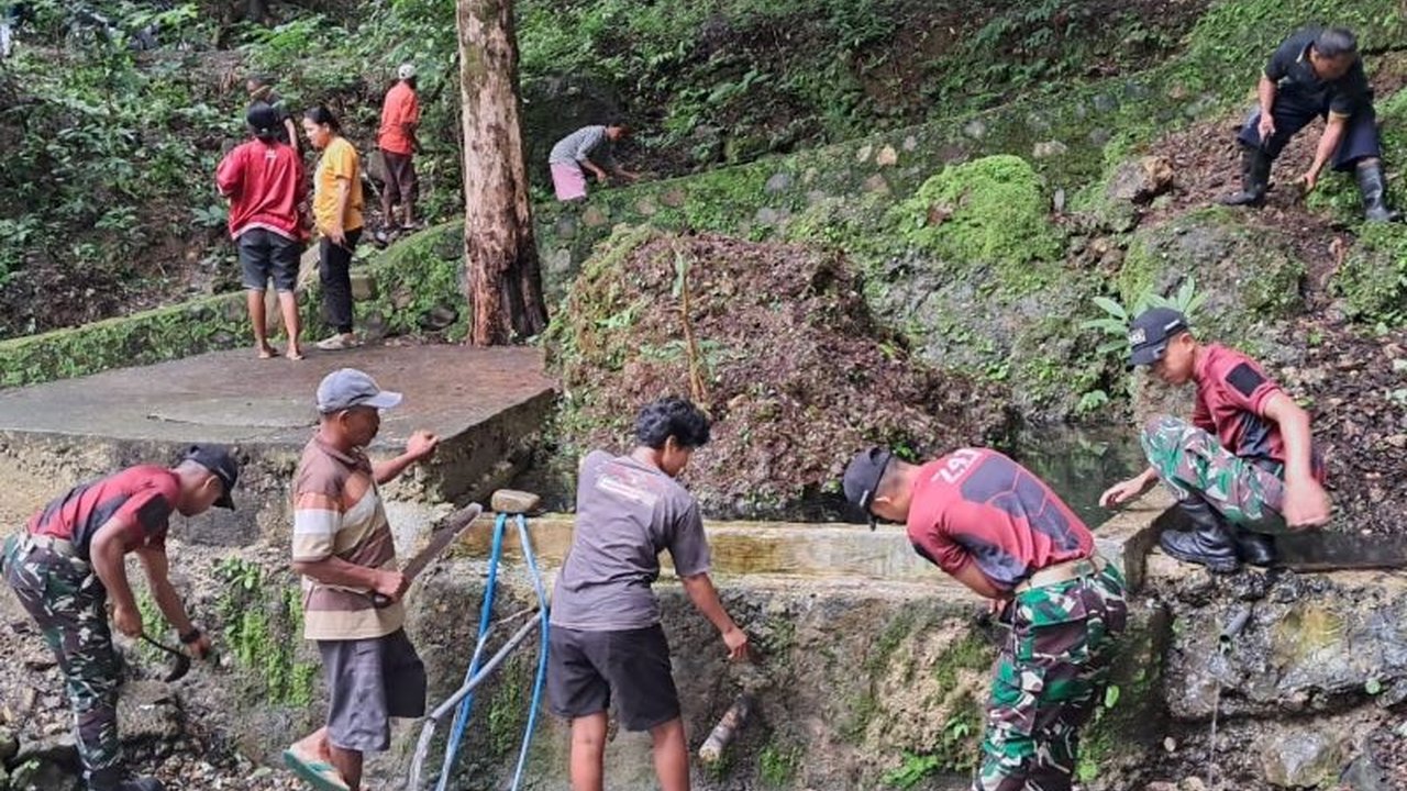 Satuan Tugas Pengamanan Perbatasan (Satgas Pamtas) Yonif 741/GN membantu warga Desa Baudaok, Belu, NTT membersihkan sumber mata air untuk akses air bersih dan mempererat hubungan TNI-masyarakat.