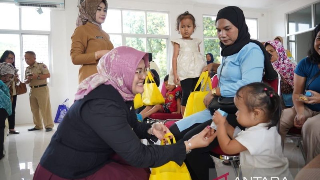 Anggota DPRD Kota Bogor, Desy Yanthi Utami, melalui program Basuh Anting menyalurkan ratusan PMT di tiga kelurahan untuk cegah stunting, sekaligus mendorong peran serta orang tua dan sosialisasi akurat dari pemerintah.