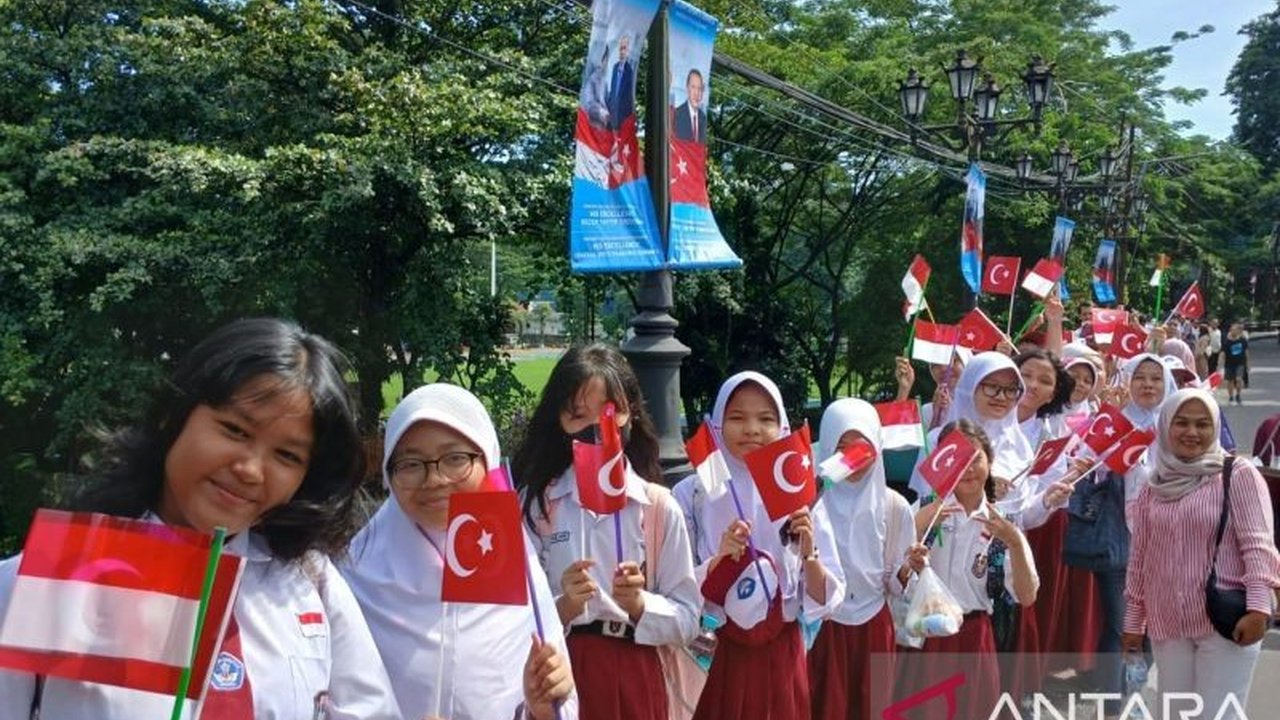 Presiden Prabowo Subianto menyambut kedatangan Presiden Turki Recep Tayyip Erdogan di Istana Bogor, disambut antusiasme warga dan pengamanan ketat.