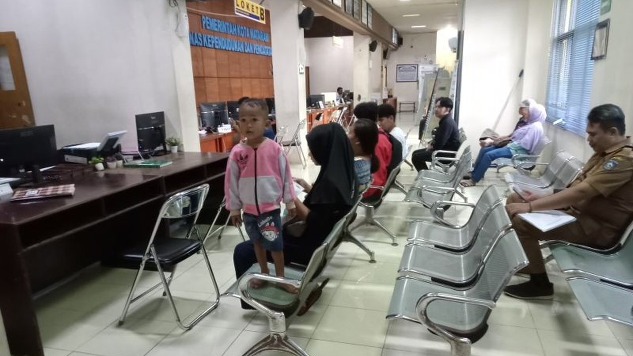 Meningkatnya permintaan legalisasi dokumen kependudukan di Mataram sejak dibukanya seleksi TNI/Polri 2025 pada 5 Februari 2025, mencapai 75 permohonan hingga 11 Februari, menunjukkan tren peningkatan yang signifikan dibandingkan bulan sebelumnya.