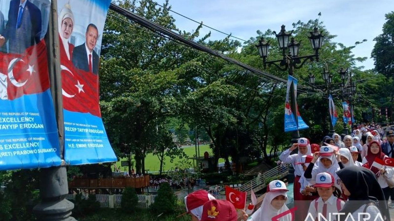 Kedatangan Presiden Turki Recep Tayyip Erdogan dan Ibu Negara ke Istana Bogor disambut antusias oleh masyarakat, termasuk pelajar, yang memadati sekitar Istana Presiden untuk menyaksikan momen bersejarah tersebut.