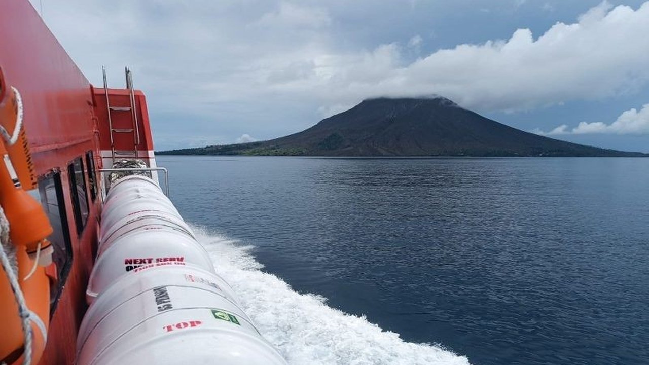 Badan Geologi mencatat 22 gempa vulkanik di Gunung Ruang, Sulawesi Utara, periode 16-31 Januari 2025, meskipun aktivitas vulkanik telah menurun sejak erupsi April 2024; status gunung tetap waspada.