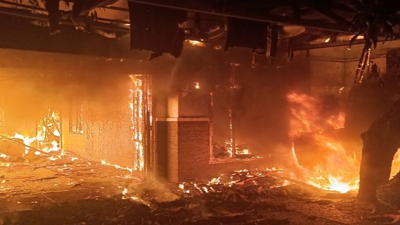 Diduga akibat korsleting listrik mobil, sebuah rumah di Cipinang Melayu, Jakarta Timur, terbakar pada Rabu pagi, 12 Februari 2024, menyebabkan kerugian ditaksir mencapai Rp6 miliar.