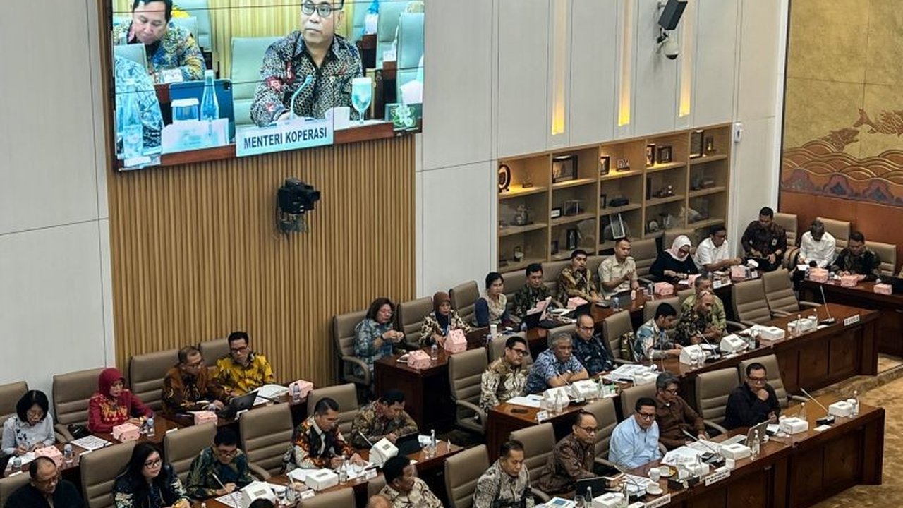 Menteri Koperasi Budi Arie Setiadi mengumumkan efisiensi anggaran Kemenkop sebesar Rp155,83 miliar di tahun 2025,  dengan fokus pengurangan belanja operasional untuk mendanai program kerakyatan.