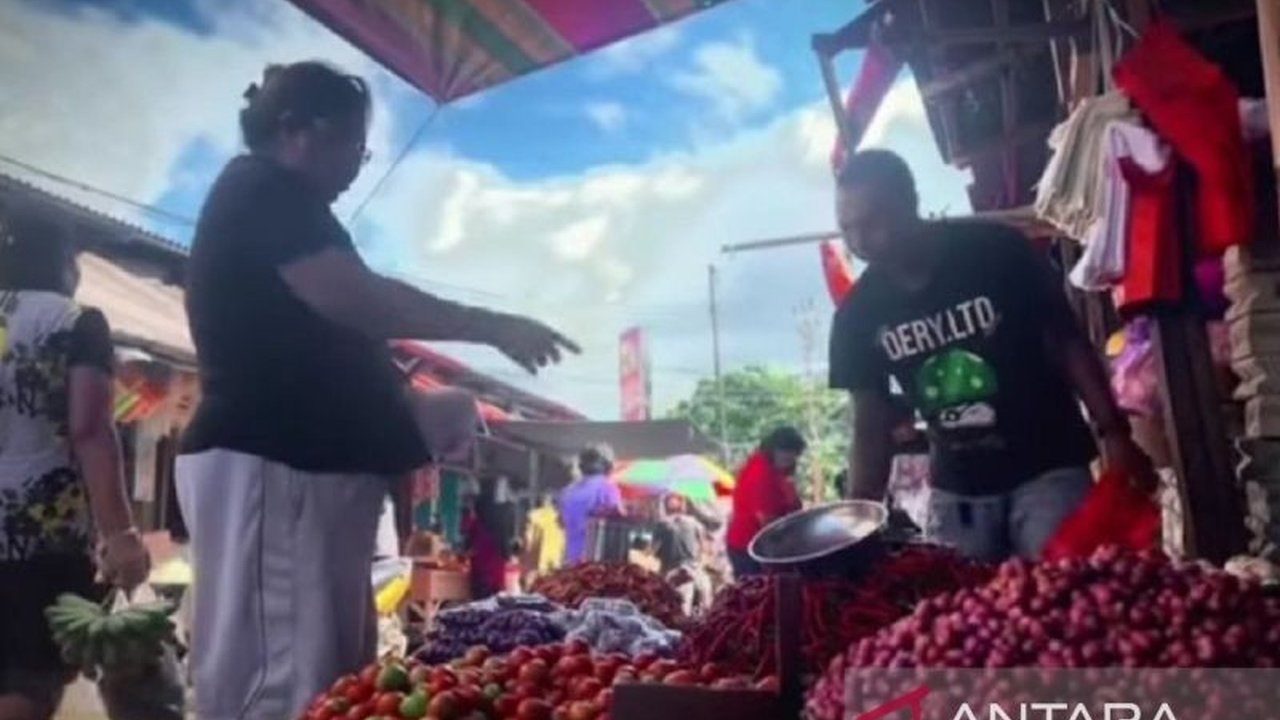 Pemerintah Kota Bitung gencar mendorong inovasi UMKM sebagai kunci pertumbuhan ekonomi lokal, menciptakan lapangan kerja, dan meningkatkan kreativitas masyarakat melalui dukungan penuh dan ajakan masyarakat untuk membeli produk lokal.