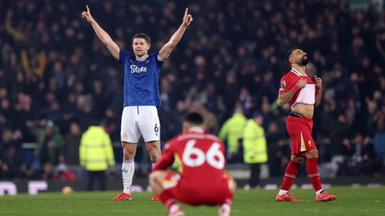 Pertandingan tunda Liga Inggris antara Everton dan Liverpool berakhir imbang 2-2, dengan gol dramatis Tarkowski di menit akhir menyelamatkan Everton dari kekalahan.