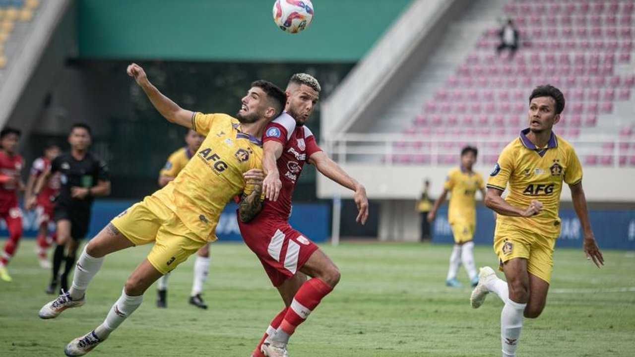 Persik Kediri bertekad bangkit dari rentetan hasil kurang memuaskan saat menjamu Persis Solo di Stadion Brawijaya, Jumat (14/2), dengan target meraih kemenangan dan memperbaiki posisi klasemen.