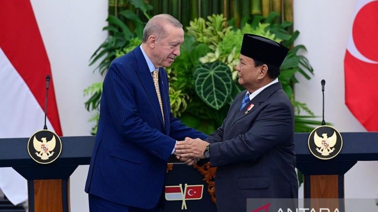 Presiden Turki Erdogan mengumumkan komitmen negaranya untuk berpartisipasi dalam pembangunan IKN dengan melibatkan perusahaan konstruksi Turki, sekaligus meningkatkan kerja sama ekonomi bilateral dengan Indonesia.