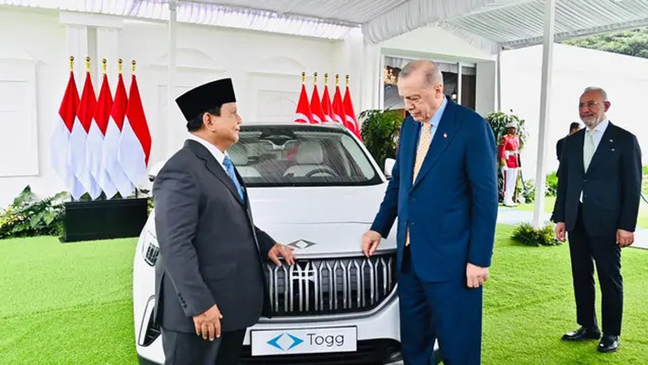 Presiden Turki Recep Tayyip Erdogan memberikan satu unit mobil listrik Togg T10X kepada Presiden Prabowo Subianto. (Biro Pers Kepresidenan).