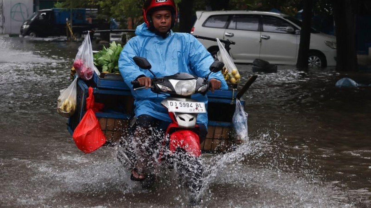 BMKG memprediksi sebagian besar wilayah Indonesia akan mengalami hujan ringan pada Kamis, dengan beberapa daerah berpotensi hujan disertai petir dan beberapa kota dengan cuaca berawan.