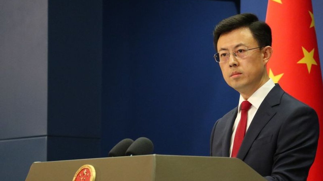 China menyatakan dukungan terhadap pengembangan AI yang inklusif dan aman, menanggapi penolakan Inggris dan AS terhadap kesepakatan global AI di KTT Paris yang menekankan kerja sama internasional dan menolak politisasi teknologi.