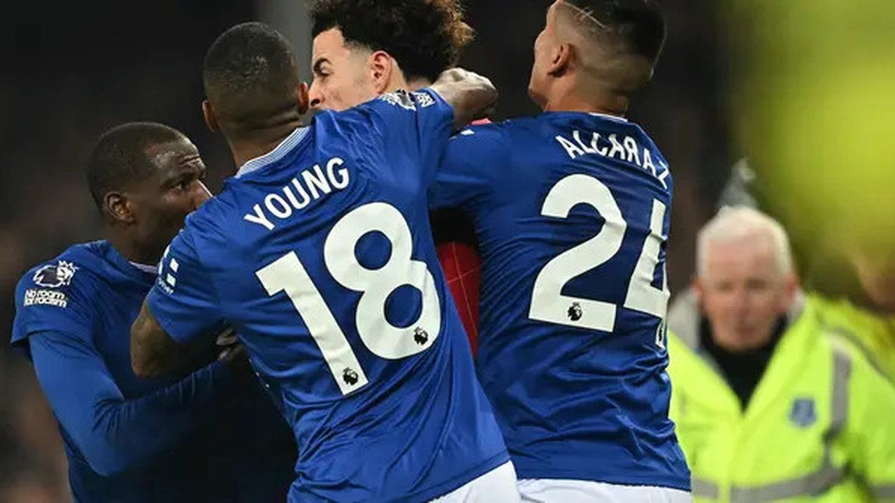 Abdoulaye Doucoure dan Curtis Jones terlibat perkelahian saat pertandingan Liga Inggris 2024/2025 antara Everton vs Liverpool di Goodison Park, Kamis (13/2/2025) dini hari WIB. (Paul ELLIS/AF