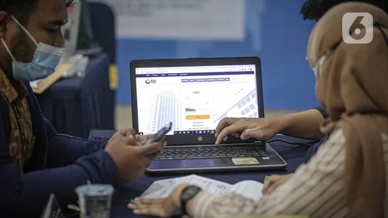 Petugas melayani wajib pajak yang melaporkan SPT Tahunan di KPP Pratama Jakarta Tanah Abang Tiga, Jakarta, Kamis (31/3/2022). Masyarakat yang memiliki NPWP dan penghasilan tetap setiap bulan,