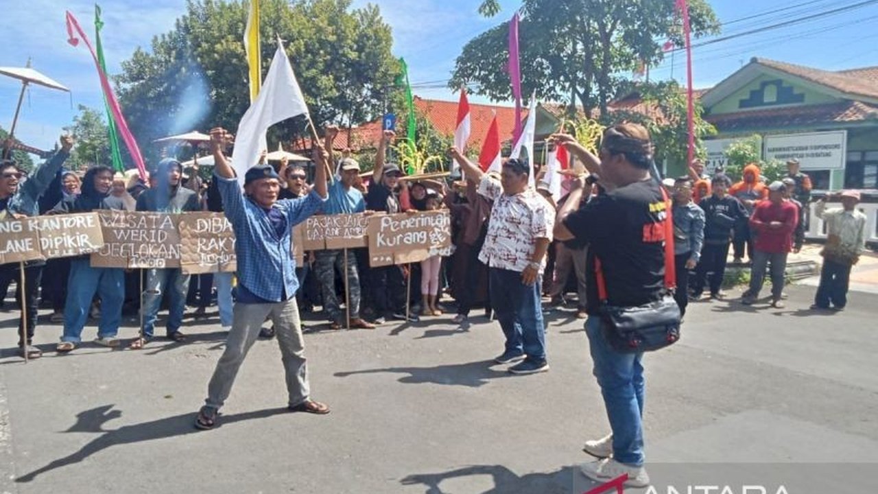 Ratusan warga Batang berunjuk rasa menuntut perbaikan jalan Pantura yang rusak parah dan meminta kompensasi bagi korban kecelakaan, dikawal ketat oleh Polres Batang.