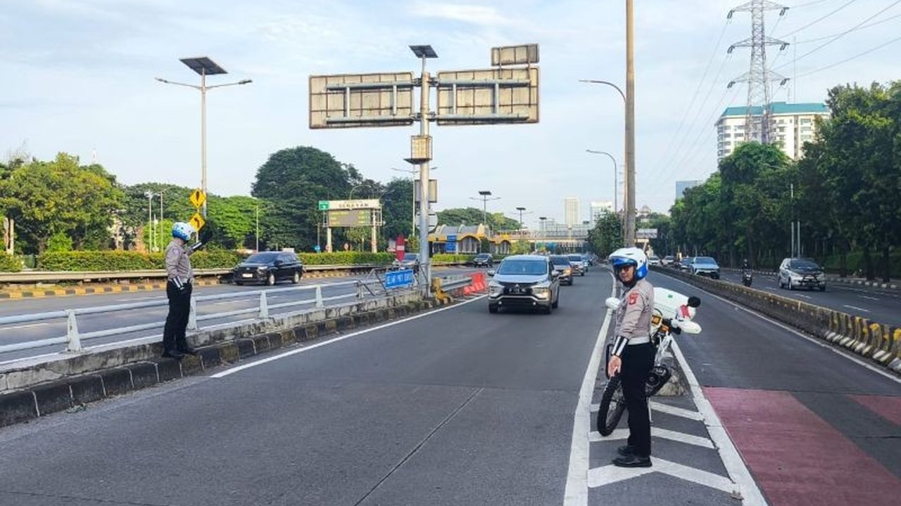 Polda Metro Jaya mengerahkan 90 personel dan 45 motor untuk mengatasi kemacetan di sejumlah titik strategis Jakarta, terutama pada jam sibuk pagi dan sore hari, dengan fokus pada pengaturan lalu lintas dan keamanan.
