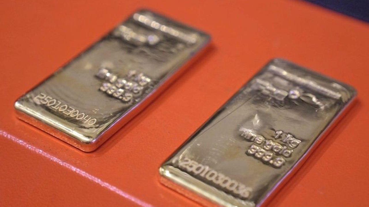 Holding BUMN pertambangan MIND ID menandai pengiriman perdana 125 kg emas batangan dari Freeport ke Antam, sebagai langkah strategis untuk mengurangi ketergantungan impor dan mendorong kedaulatan ekonomi Indonesia.