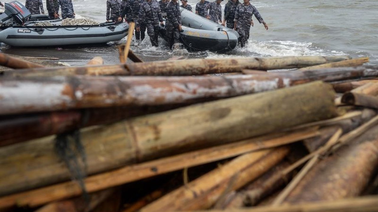 Tujuh personel TNI AL mengalami kecelakaan saat membongkar pagar laut sepanjang 30 kilometer di perairan Kabupaten Tangerang, Banten; dua dirawat intensif, lima lainnya telah kembali bertugas.