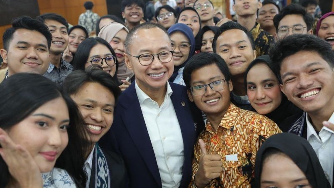 Wakil Ketua MPR RI, Eddy Soeparno, dalam rangkaian MPR Goes to Campus di Cirebon, Semarang, dan Yogyakarta, mendorong transisi energi terbarukan untuk atasi dampak perubahan iklim ekstrem di Indonesia.