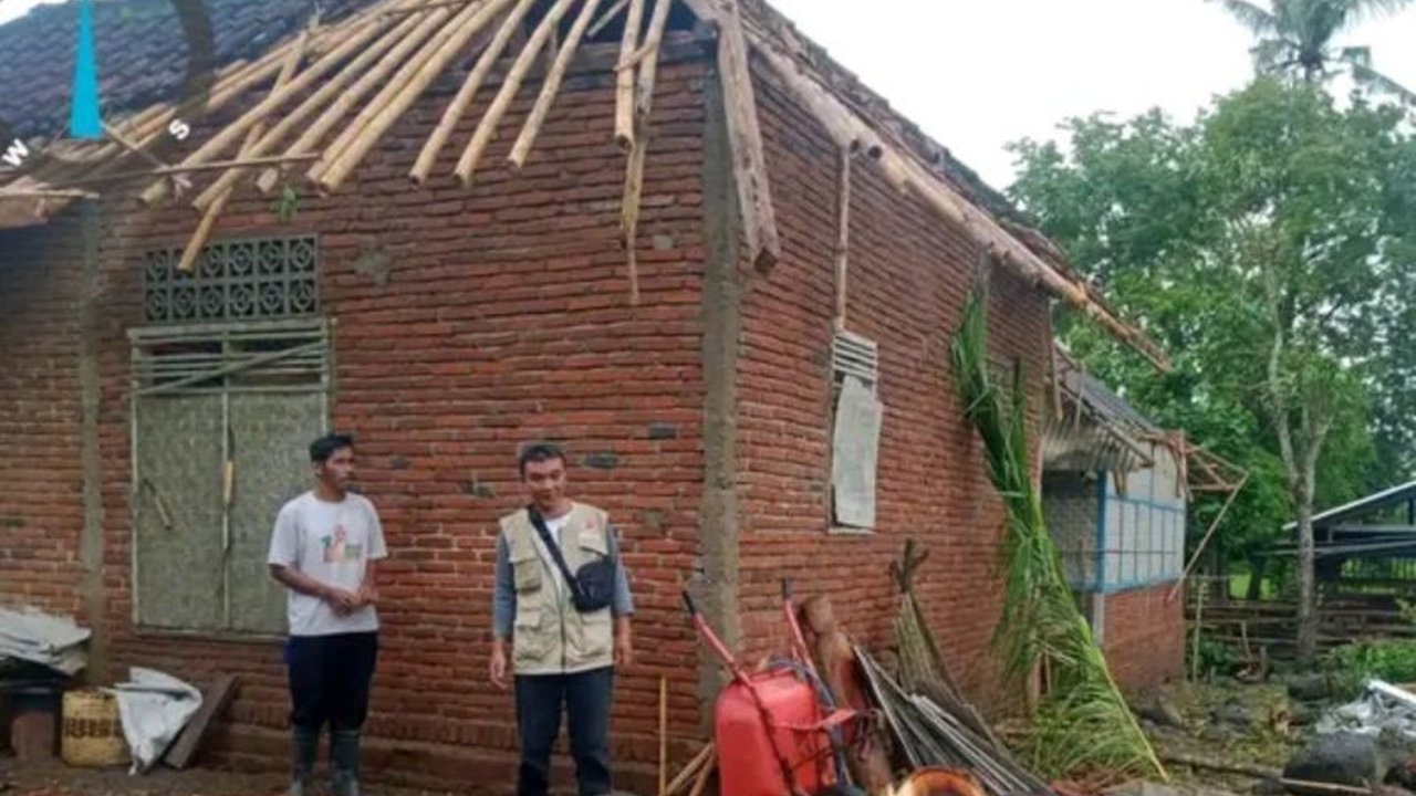Cuaca ekstrem di Lombok Timur, NTB mengakibatkan 42 pohon tumbang, 34 rumah rusak, dan banjir akibat hujan deras dan angin kencang, BMKG memperingatkan potensi cuaca ekstrem hingga akhir Februari 2025.