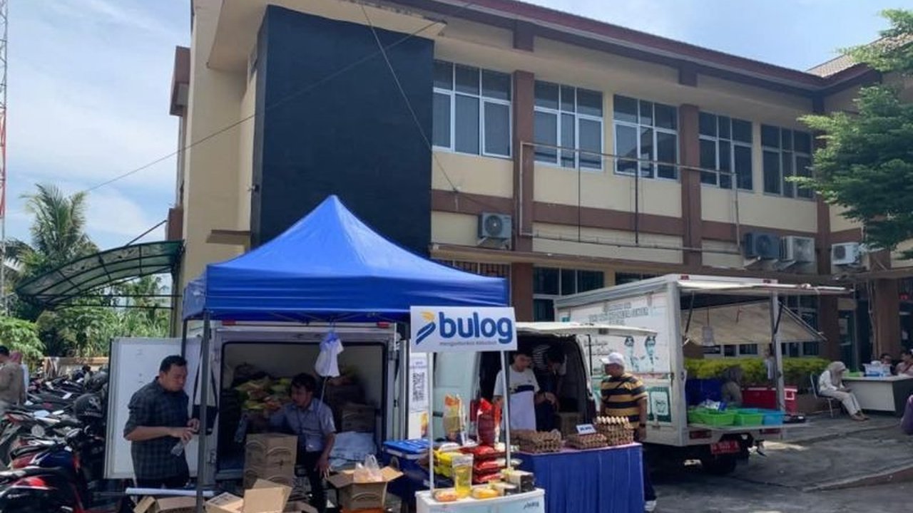 Pemerintah Kota Padang menggelar pasar murah di delapan lokasi untuk mengendalikan harga kebutuhan pokok menjelang Ramadhan, menawarkan berbagai kebutuhan pokok dengan harga lebih terjangkau dan voucher diskon.