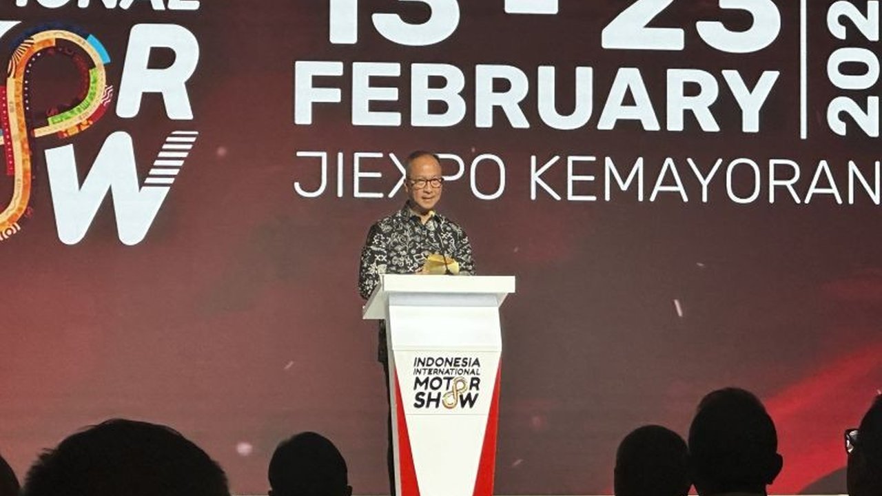 Menperin Agus Gumiwang Kartasasmita membuka IIMS 2025 di Jakarta, berharap pameran ini dapat mendongkrak penjualan industri otomotif yang tengah mengalami penurunan signifikan di awal tahun 2025.