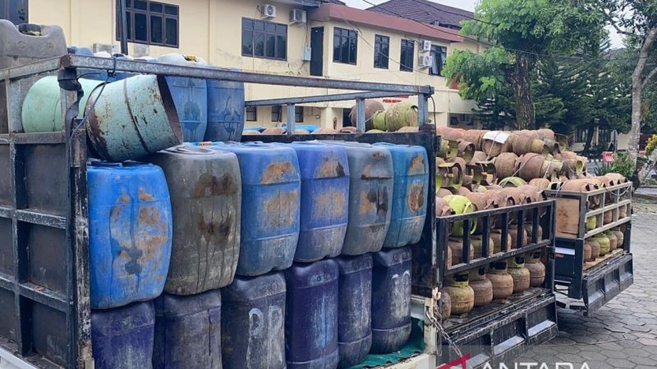 Polda Sulawesi Tenggara menangkap empat pelaku penyelundupan ribuan liter BBM jenis Pertalite dan ratusan tabung elpiji di Konawe Utara yang akan dijual di Morowali dengan harga di atas HET.