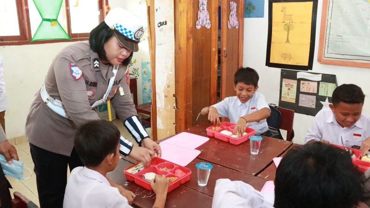 Kepolisian Resor Parigi Moutong, Sulawesi Tengah, menyalurkan 130 paket Makan Bergizi Gratis (MBG) kepada siswa SDN Inti Pangi, sebagai bentuk kepedulian terhadap masa depan anak-anak dan mendukung program pemerintah.