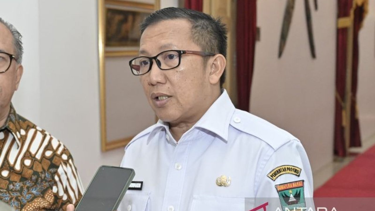 Pemerintah Provinsi Sumatera Barat tengah mengkaji penerapan kebijakan Work From Anywhere (WFA) bagi ASN pada 2025 untuk meningkatkan efisiensi tanpa mengorbankan kinerja dan pelayanan publik.